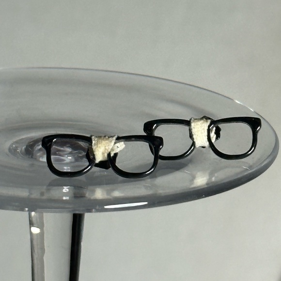 Tiny nerd eyeglasses earrings - Picture 4 of 4